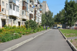 В Ленинском районе Барнаула ремонтируют дворы и устанавливают детские площадки в рамках нацпроекта «Жилье и городская среда»