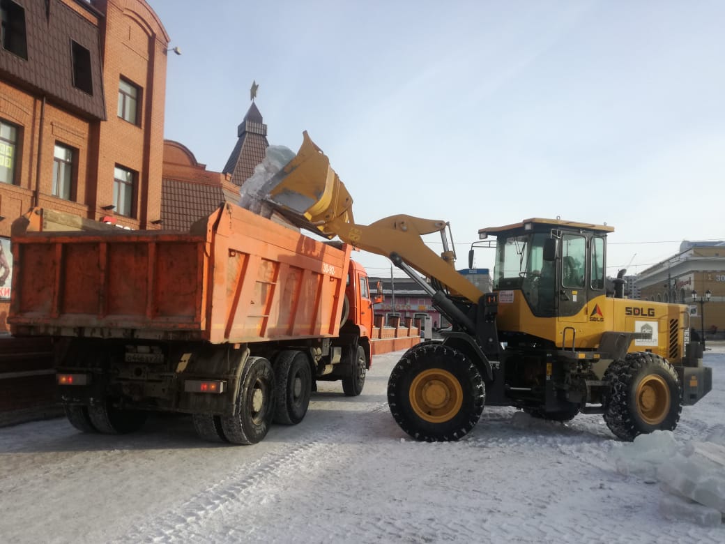 В Барнауле начали демонтаж новогоднего городка на улице Мало-Тобольской