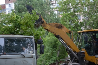 В Ленинском районе продолжаются работы по благоустройству территории