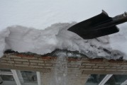 В Барнауле проводятся работы по очистке от снега социально значимых объектов с массовым пребыванием людей