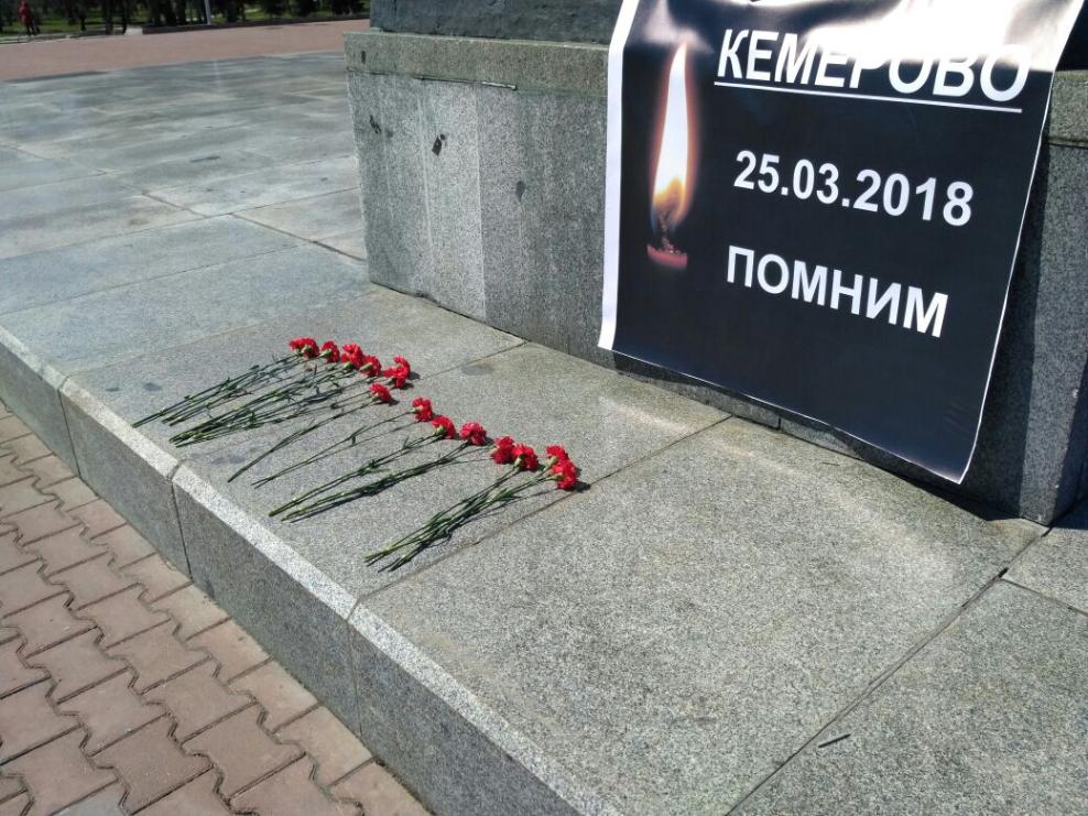 Памятная акция в честь 40 дней с трагедии в Кемерове провели в Барнауле