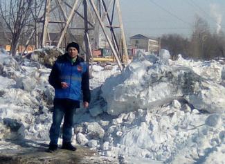 Чтобы не допустить незаконный отвал снега по аллее на Космонавтов в Барнауле проводят ежедневные рейды