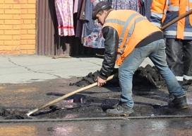 В Барнауле продолжают текущий ремонт дорог холодных асфальтом