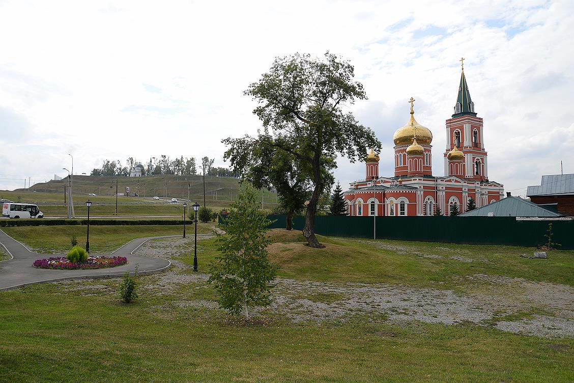 При поддержке предпринимателей благоустроена территория возле Знаменского монастыря