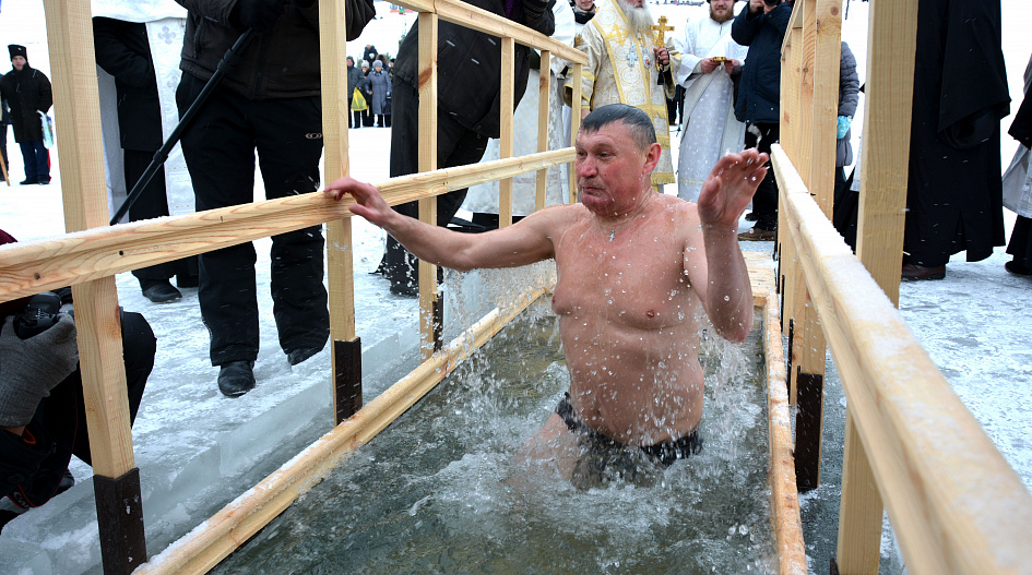 Барнаульцам напоминают о правилах купания в проруби на Крещение