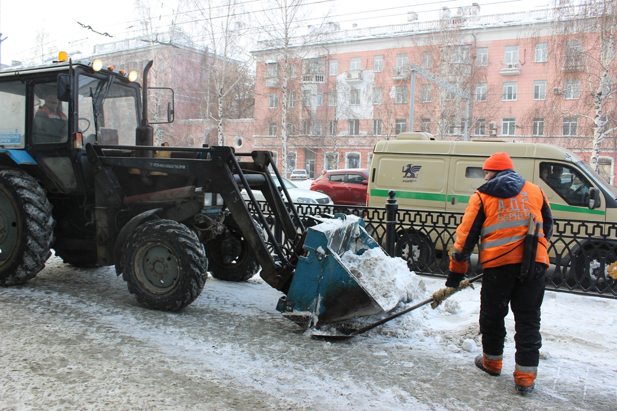 Дорожная служба Барнаула сформирует план по вывозу снега с наиболее проблемных участков на тротуарах города