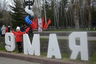 Праздничные гулянья развернулись в День Победы в Барнауле на пл.Мира 