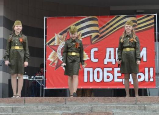 Праздничные программы, посвященные Дню Победы, представили на нескольких площадках в центре Барнаула