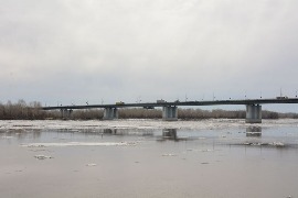 Ледоход на Оби в районе речного вокзала Ледоход на Оби в районе речного вокзала