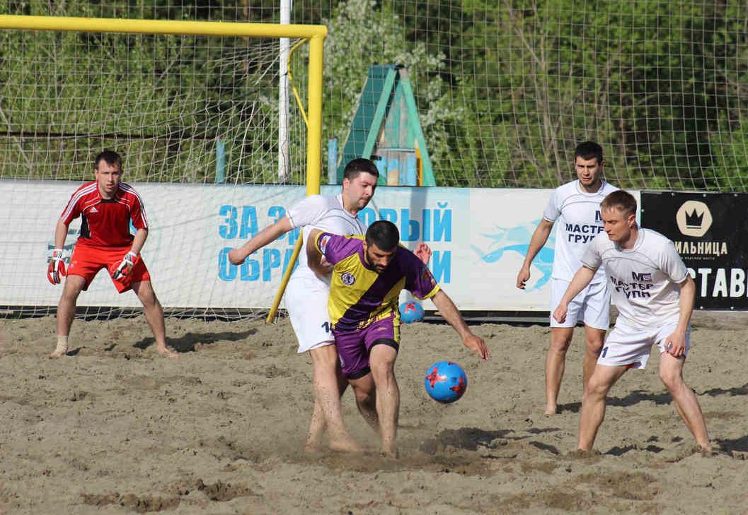 В Барнауле прошли матчи первого этапа «Евразийской лиги пляжного футбола»