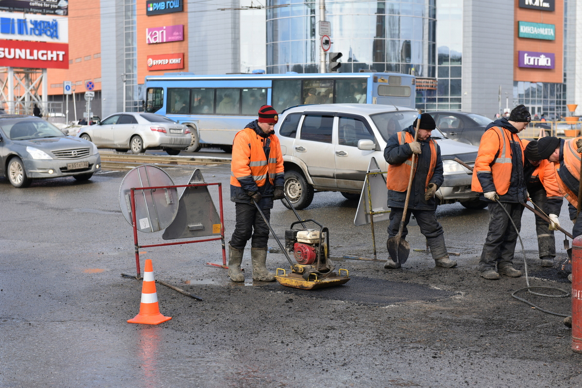 В Барнауле приступили к ремонту дорог с применением холодного асфальта