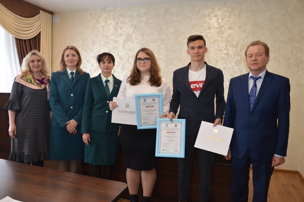 Барнаульские школьники стали победителями краевой олимпиады по основам налоговых знаний