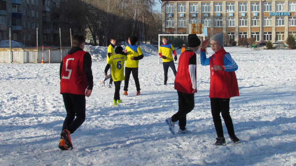 В Барнауле провели соревнования по мини-футболу на снегу