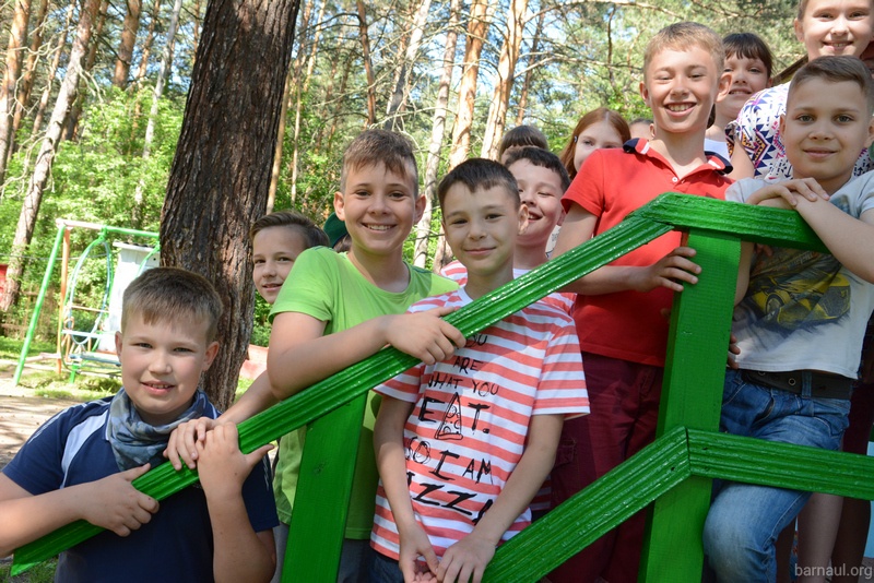 В пришкольных и муниципальных загородных лагерях Барнаула отдохнули более 26 тысяч детей