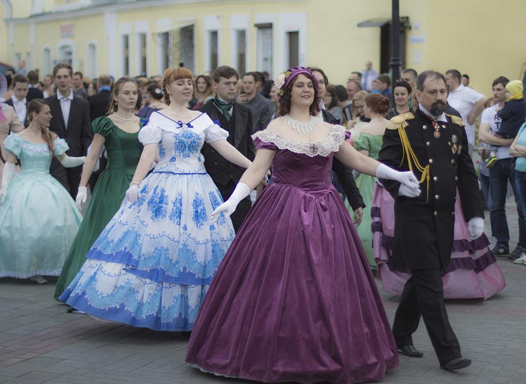 Ночной бал на пешеходной улице Мало-Тобольской в Барнауле  посетили 150 танцоров и более 600 зрителей 