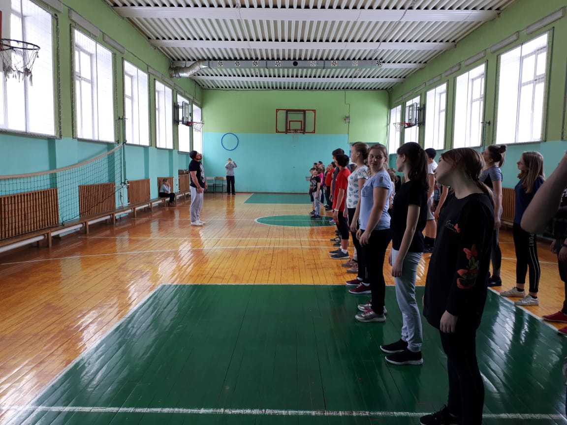 Барнаульские школьники приняли участие в «Зарядке с чемпионом»