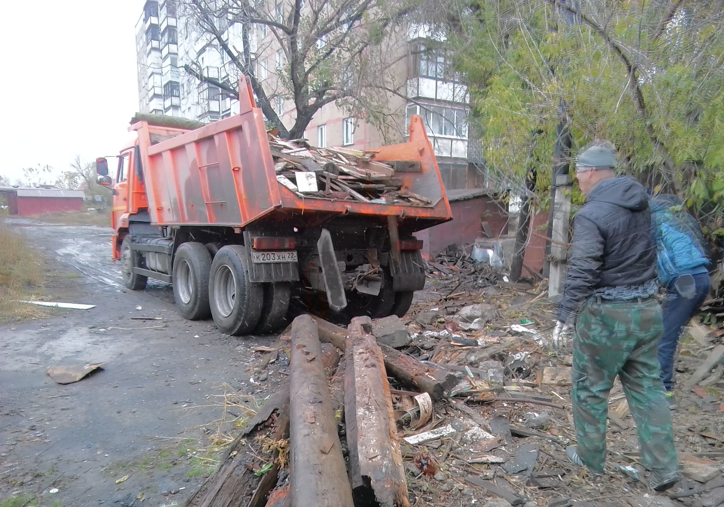 В Барнауле убрали несколько несанкционированных свалок мусора 