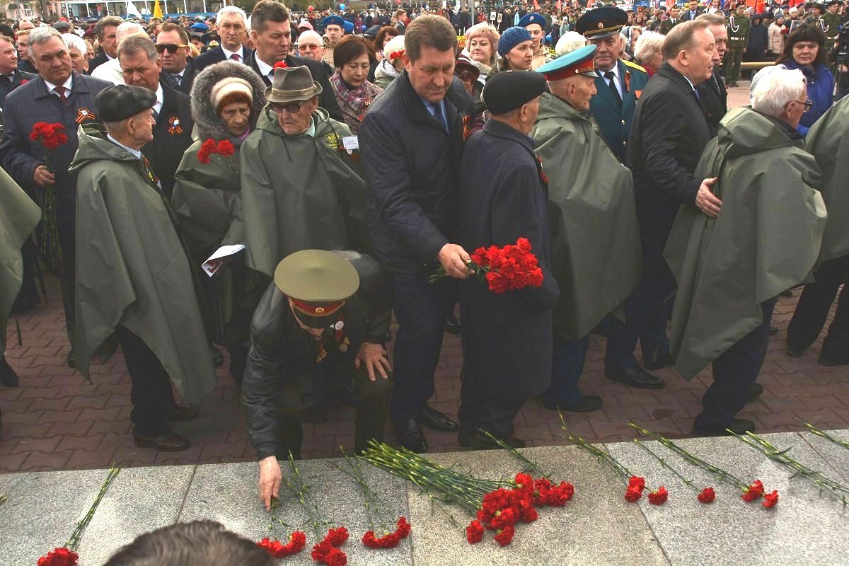 Празднование Дня Победы в Барнауле началось с возложения цветов на Мемориале Славы
