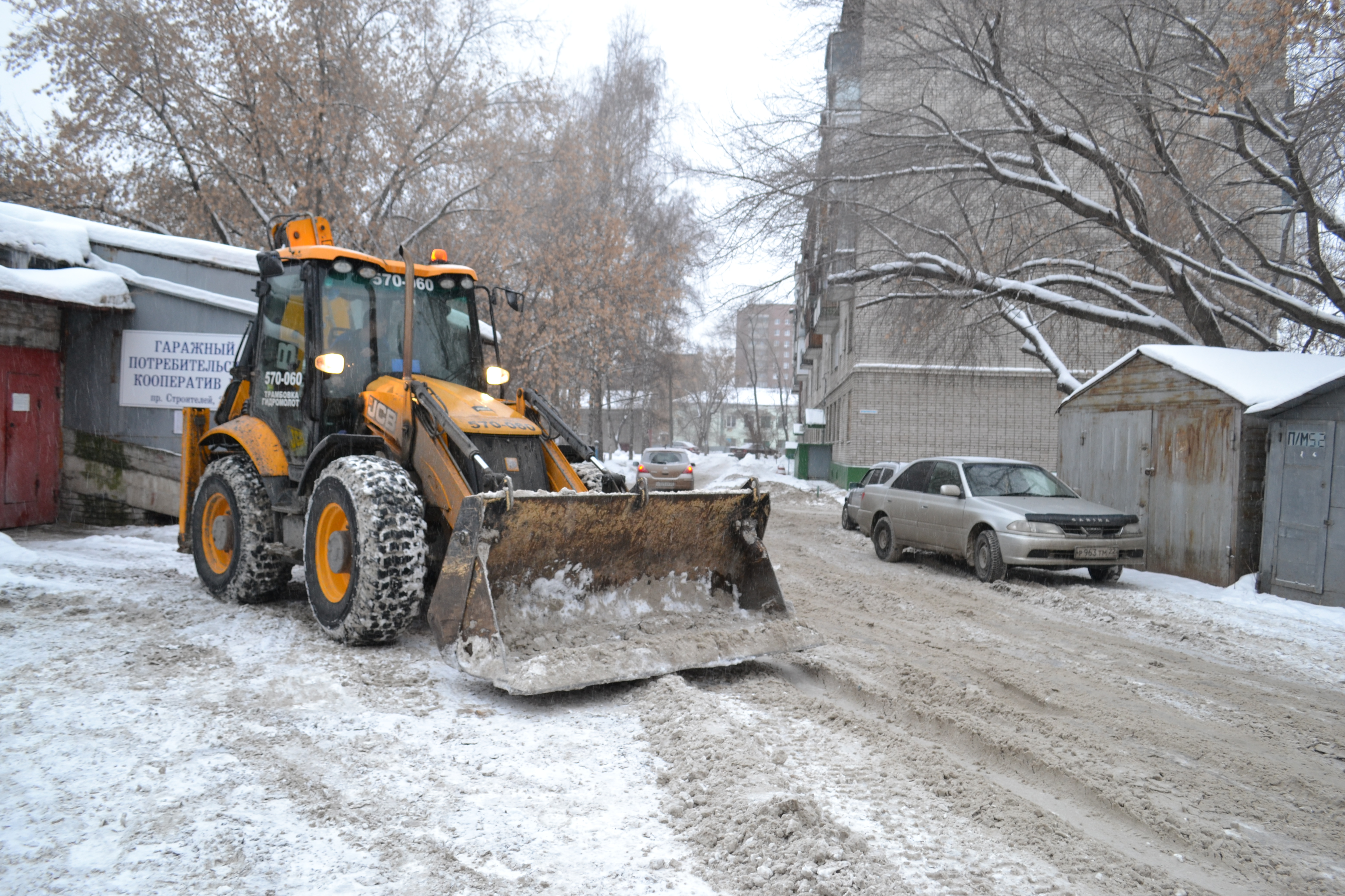 В Барнауле очищают внутриквартальные проезды от снега