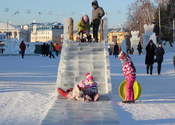 В Барнауле в местах подготовки и проведения уличных новогодних праздников перекроют движение транспорта
