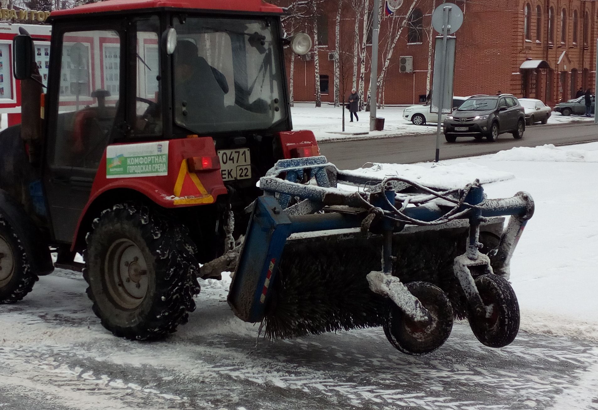 Снегоуборочная техника на улицах Барнаула 22 ноября