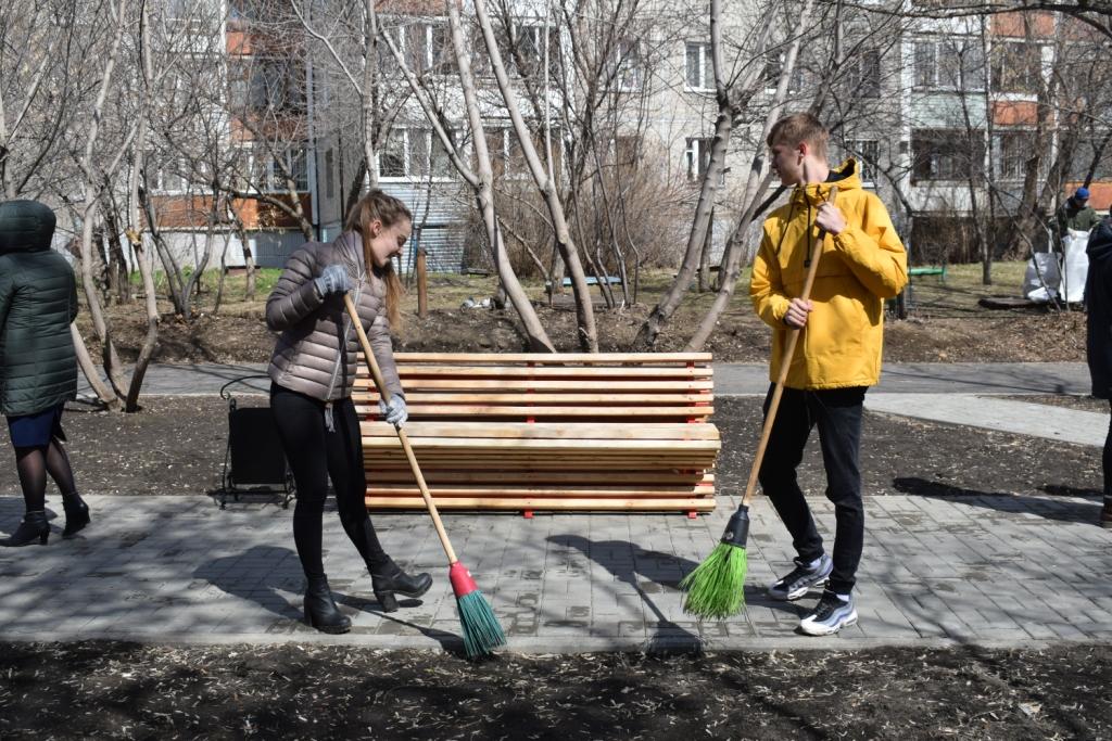 Более 100 человек приняли участие в акции по очистке Ленинградкой аллеи