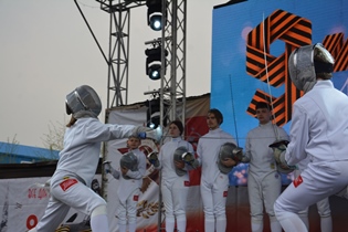 Выступления спортсменов смогли увидеть барнаульцы на праздничной площадке Ленинского района в парке «Арлекино» 