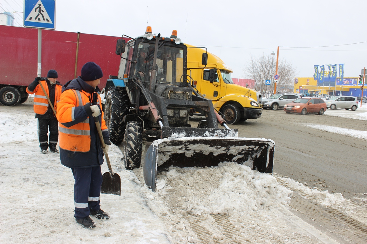 Снегоуборочная техника на дорогах Барнаула 20 февраля