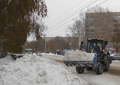 64 единицы снегоуборочной техники работают на дорогах Барнаула 22 января