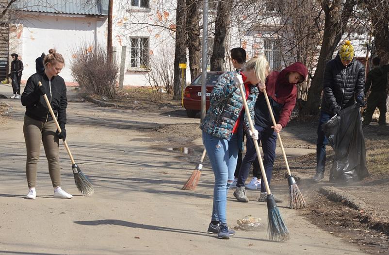 Барнаульцы приводят в порядок город после зимы