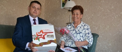 Поздравления и подарки с наступающим праздником принимают ветераны Ленинского района