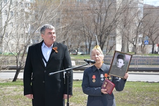 Жительнице Барнаула торжественно передали памятный знак, учрежденный в честь 80-летия Победы в Сталинградской битве 