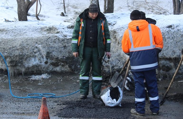 Дорожники в Барнауле продолжают текущий ремонт дорог холодных асфальтом