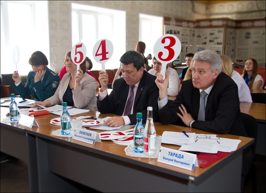 жюри оценивает команды жюри оценивает команды