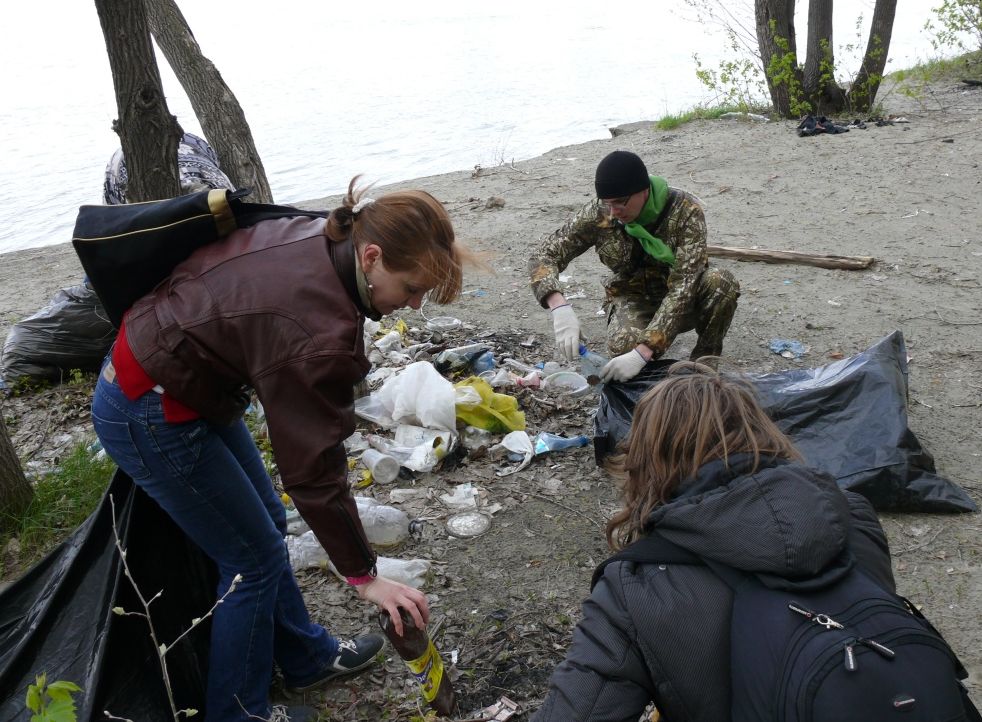 Экологическая акция на берегу реки Обь Уборка водоохранной зоны.jpg