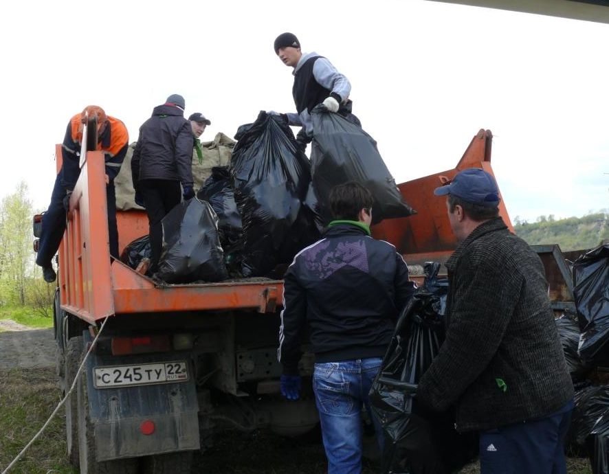 Экологическая акция на берегу реки Обь Погрузка мусора.jpg