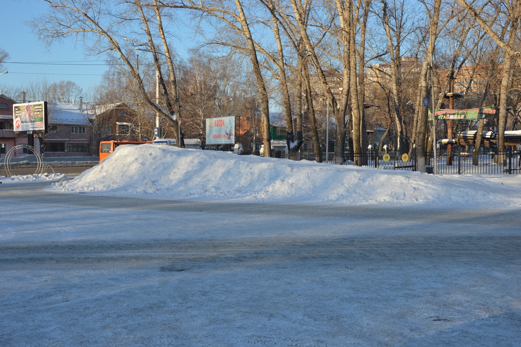 В Барнауле на площади у ДК «Трансмаш» началось строительство снежного городка