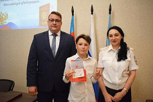 В преддверии Дня России в Индустриальном районе Барнаула торжественно вручили паспорта юным гражданам