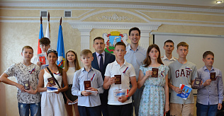 На торжественном мероприятии «Мы – граждане России» юным жителям Ленинского района вручили первые паспорта