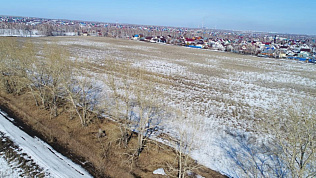 В Индустриальном районе Барнаула продолжают вести работы для предотвращения подтопления талыми водами
