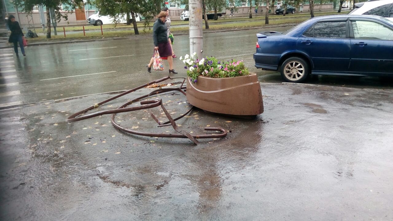Водитель повредил цветочную конструкцию на проспекте Ленина