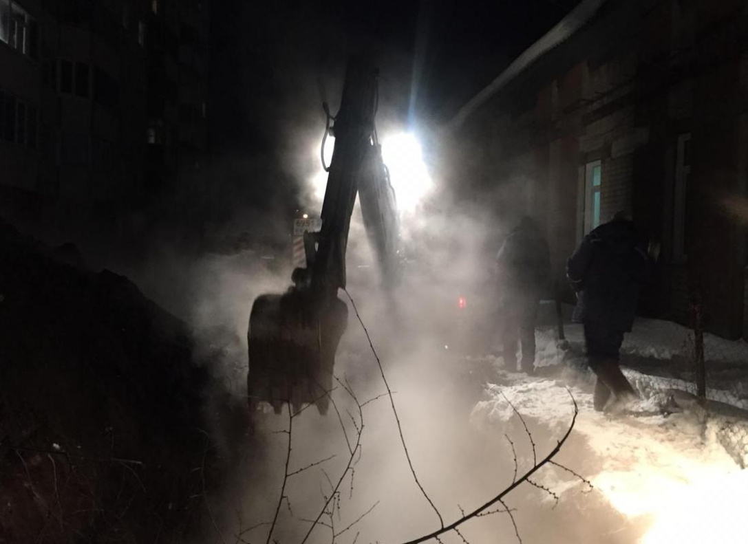 Повреждение теплотрассы по ул.Маяковского устранено, аварийные работы в Южном продолжаются