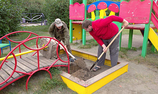 Управляющая организация и общественники починили детские игровые элементы на Сиреневом бульваре