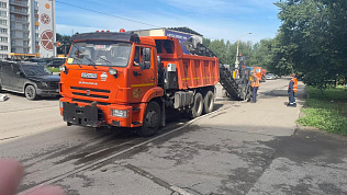 Более 38 тысяч квадратных метров дорог Барнаула заасфальтировано в рамках текущего ремонта
