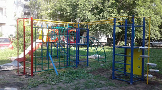 Благоустройство двора и детской площадки завершают на улице Георгия Исакова