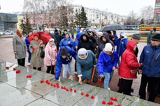 В Барнауле возложили цветы в память о жертвах фашистских концлагерей