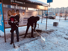 К уборке снега на улицах Барнаула вновь подключаются волонтеры из числа студентов