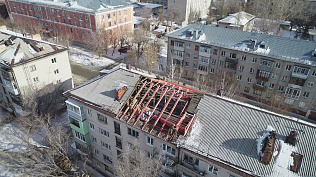 В Барнауле восстанавливают крышу жилого дома на ул.Тимуровской, 19