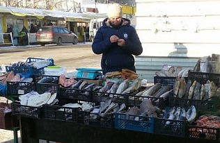 Незаконную продажу продуктов в антисанитарных условиях пресекли в Барнауле