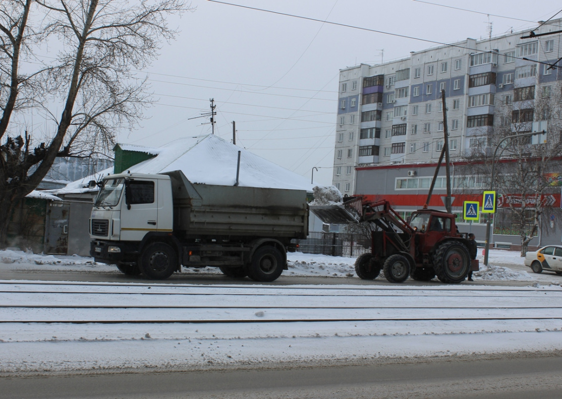 Снегоуборочная техника на дорогах Барнаула 15 ноября 
